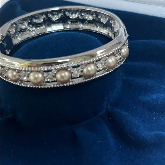 Camrose & Kross Jacqueline Kennedy Pearl and Rhinestone Bangle Bracelet - Picture 3 of 7